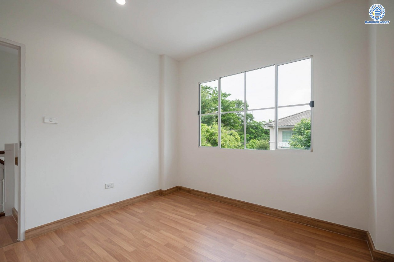 บ้านมือสองตกแต่งใหม่ โครงการ ชัยพฤกษ์2 ราชพฤกษ์-ติวานนท์ หลังมุม เนื้อที่ 57.30 ตร.ว. ฟังก์ชัน 3 ห้องนอน 2 ห้องน้ำ จอดรถได้ 2 คัน บรรยากาศเงียบสงบเป็นส่วนตัว สิ่งอำนวยความสะดวกมากมาย! บนทำเลศักยภาพ หน้าโครงการติดถนนใหญ่ เชื่อมต่อถนนราชพฤกษ์ ใกล้จุดขึ้นทางด่วน "ศรีสมาน"...